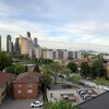 Des immeubles de quatre étages et moins apparaissent au premier plan de la photo, puis des tours d'habitation et, au loin, la ville de Toronto.