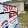 Une pancarte annonçant qu'une maison en vente a été vendue (« Sold ») à Saskatoon, en Saskatchewan, en juin 2022.