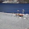 Une équipe de travailleur sur le barrage.