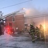 Au moins une cinquantaine de pompiers combattent les flammes par temps froid. 