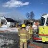 Une dizaine de pompiers éteignent l'incendie près d'un camion