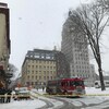 Les pompiers combattent un incendie à l'Hôtel Clarendon, dans le Vieux-Québec.