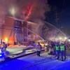 Des pompiers travaillent sur un incendie.
