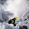 Un pompiers dans les décombres de la Résidence du Havre.