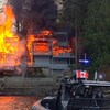 Deux maisons en train de brûler dans la communauté de Belcarra, dans le district régional du Grand Vancouver.