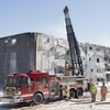 Le feu est éteint, mais les pompiers sont toujours sur place.