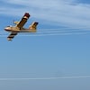 Un avion-citerne dans le ciel.