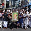 Des manifestants indiens portent une photo de la divinité hindoue Ayyappa lors d'une manifestation suite à l'entrée de deux femmes au temple Sabarimala, à Kochi dans le sud de l'état du Kerala le 2 janvier 2019. 