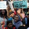 Hommes et femmes manifestent en criant des slogans à Delhi. 