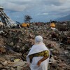 Une femme marche dans les débris du quartier de Balaroa, à Palu, en Indonésie.