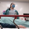 Une infirmière travaille sur un patient à l'urgence du Centre hospitalier universitaire (CHU) Dr-Georges-L.-Dumont.