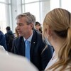 Le premier ministre Tim Houston parle à des infirmières.