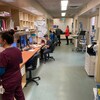 Des infirmières et des infirmiers consultent des ordinateurs à une station de travail de l'Hôpital de Rouyn-Noranda.