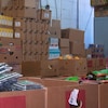 Des boîtes de carton qui contiennent des fruits, des légumes et des denrées non périssables.