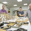 De gauche à droite, Ryan McKellar, Jerit Mitchell et Mauricio Barbi, au laboratoire du Musée royal de la Saskatchewan.