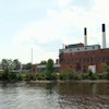 Vue d'une partie des installations de recherche des Laboratoires de Chalk River depuis l'eau.