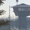 Une tour de garde dans une cour de prison.