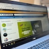 Un ordinateur portable est ouvert sur une fenêtre de la page principale du site web de la Ville de Gatineau.