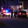 Déploiement policier à Terrebonne pendant la nuit. 