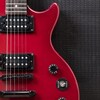 Une guitare électrique rouge