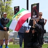 Des manifestants avec le drapeau de l'Iran. 