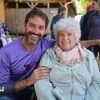 Le comédien et animateur Guillaume Lemay Thivierge prend la pose avec Irène Beaudoin, 97 ans. 