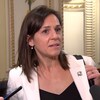 Isabelle Charest répond aux questions de journalistes. 