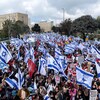 Des milliers de personnes brandissent des drapeaux d'Israël dans une vaste manifestation.