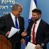 Benyamin Nétanyahou serre la main de Bezalel Smotrich lors d'une conférence de presse.