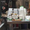 Plusieurs personnes autour d'une table.