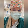 Jacelyn  Wingerter, une infirmière de la Saskatchewan, avec un masque se dit épuisée après seulement 8 mois de travail.