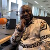 Jacques Lehani Kagayo assis sur chaise du studio de radio-Canada Windsor.