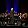 Jacques Marchand dirige les musiciens de l'Orchestre symphonique régional.