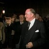 Jacques Parizeau, entouré de militants péquistes, célébrant avec une coupe de champagne à la main et une cigarette dans l'autre.