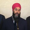 Jagmeet Singh devant un micro.