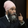 Jagmeet Singh pointe un doigt pendant qu'il parle pendant la période de questions.