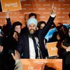 Le chef du NPD, Jagmeet Singh, a un bras levé dans les airs et s'adresse aux militants de son parti politique lors d'un rassemblement.