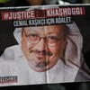 Un homme tient une affiche du journaliste saoudien Jamal Khashoggi.
