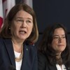 Jane Philpott et Jody Wilson-Raybould assises côte à côte lors d'une conférence de presse.