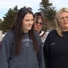 Quatre femmes dehors l'hiver, certaines portant un chandail frappé du logo du service d'ambulance pour lequel elles travaillent. Une journaliste est en face d'elles et tient un micro qui porte le logo de Radio-Canada.