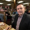 Jason Kenney est assis sur une banquette d'un restaurant à Calgary.