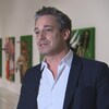 Jean-François Bélisle en entrevue dans une salle d'exposition du musée.