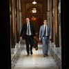 Jean-François Roberge marche avec un autre homme dans un corridor de l'Assemblée nationale.
