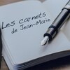 Montage d'image avec Jean-Marie Yambayamba, un stylo et un calepin où on peut lire : « Les carnets de Jean-Marie ».
