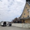 Un corbillard devant la Paroisse Notre-Dame-des-Prodiges à Kedgwick. 