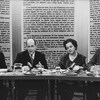 Dans un studio de télévision, Robert Élie, Arthur Tremblay, Jeanne Lapointe et Jean Le Moyne sont assis à la même
table, avec comme fond le texte d'un livre.