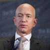 Visage en gros plan de Jeff Bezos. 