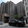 Un véhicule du médecin légiste de la Ville de New York devant la prison où se trouvait Jeffrey Epstein.