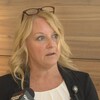 Jennifer Cumpsty s'adresse aux médias. 
