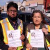 Leonard et Phyllis Ross tiennent des affiches montrant une photo de leur fille disparue. 